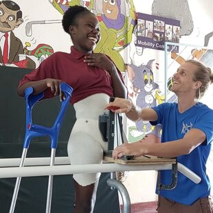 Nieuwe prothesen voor kinderen in Kenia