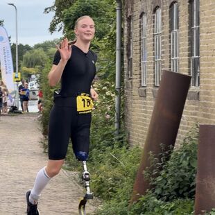 Rikst volbrengt 1/8e triatlon met een bovenbeenprothese