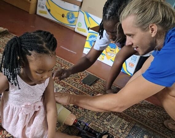 Nieuwe prothesen voor kinderen in Kenia