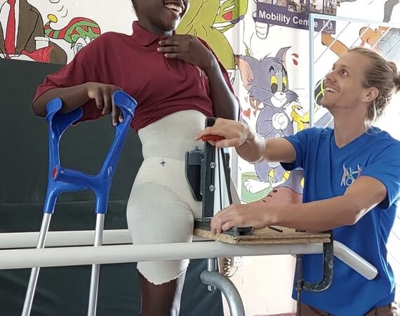 Nieuwe prothesen voor kinderen in Kenia