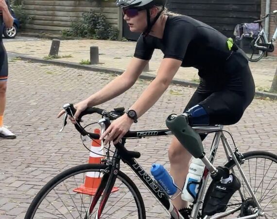 Rikst volbrengt 1/8e triatlon met een bovenbeenprothese