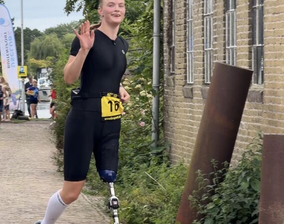 Rikst volbrengt 1/8e triatlon met een bovenbeenprothese