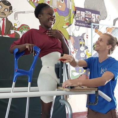 Nieuwe prothesen voor kinderen in Kenia